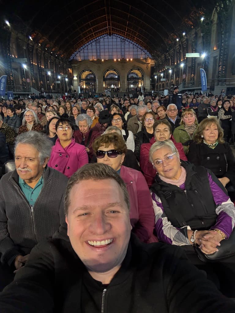Santiago Mekis junto a vecinas y vecinos en la entrega de Fondos Concursables 2025
