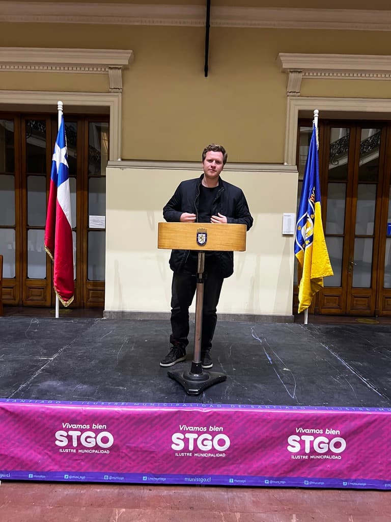 Santiago Mekis interviniendo en una actividad de la Municipalidad de Santiago