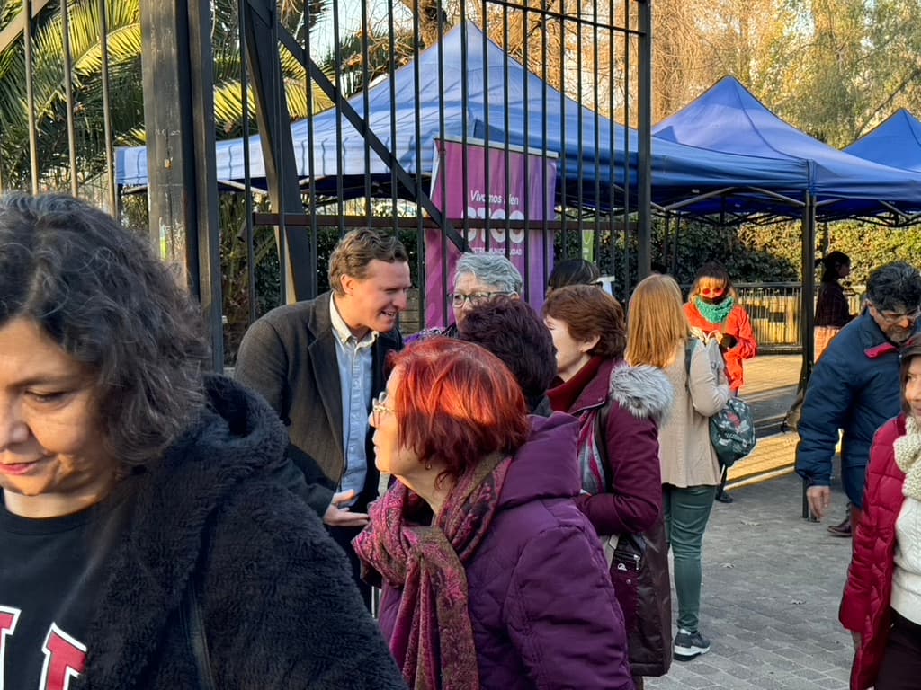 Escuchando a vecinas en una actividad barrial